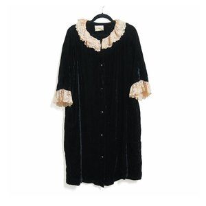 marilyn new york 1950s/60s black velvet robe w chantilly lace collar & cuffs